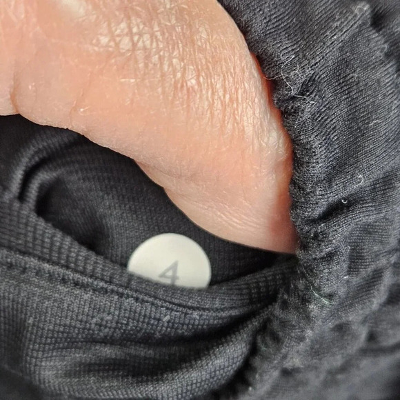 Lululemon Shorts Black Size 4 Mesh On Side Back Zip Pocket Hidden Inside Pocket - Picture 4 of 8